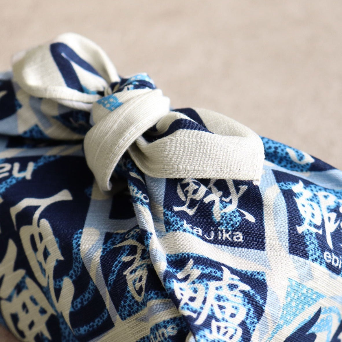 Furoshiki Sakana Kanji (blauw, 50 cm)