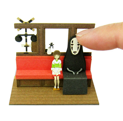 Miniatuart Ghibli - Le Voyage de Chihiro : Dans Le Train