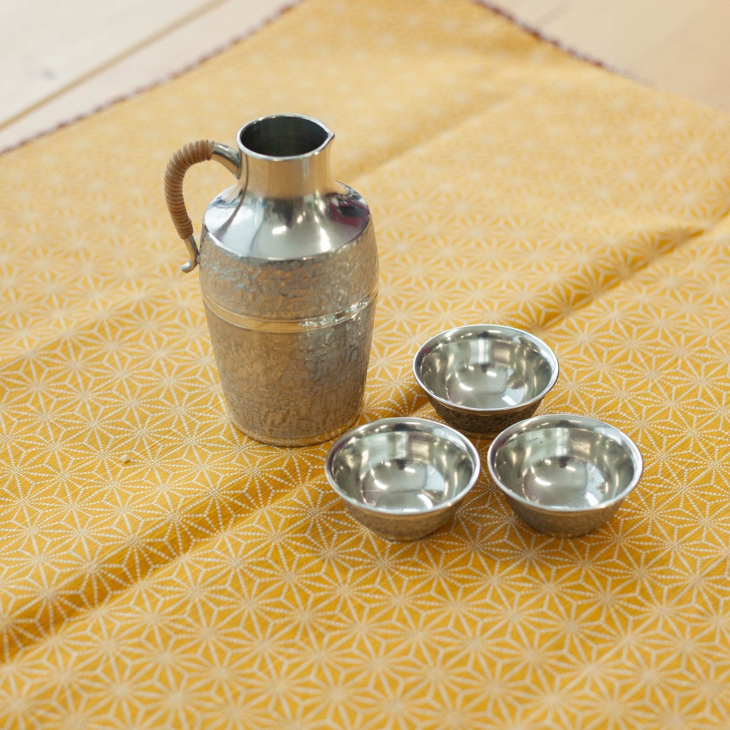 Ensemble pour saké en étain de l'ère Taisho (1910, 3 tasses)